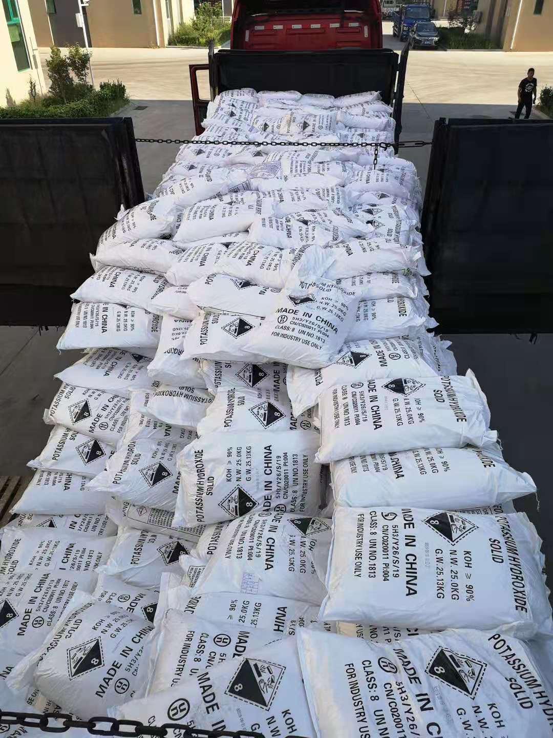 氫氧化鉀變成黑色的原因是什么？